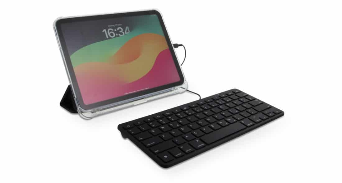 تصویری از یک تبلت که با کابل USB-C متصل شده به یک کیبورد