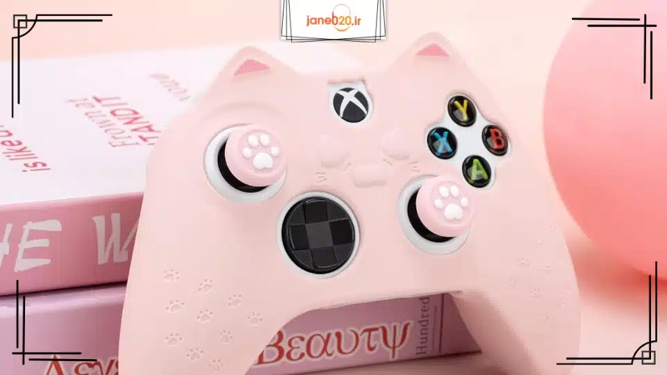 تصویری از یک دسته بازی Xbox که کاور دسته صورتی روی آن است