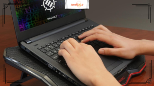 تصویری از استند لپ تا درحال استفاده