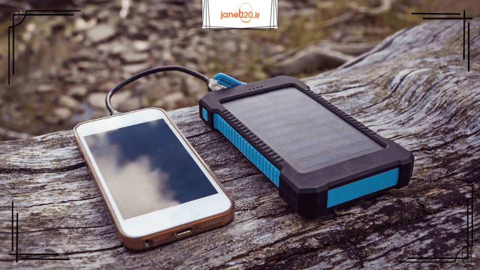 تصویری از یک گوشی آیفون در حال شارژ با پاوربانک خورشیدی