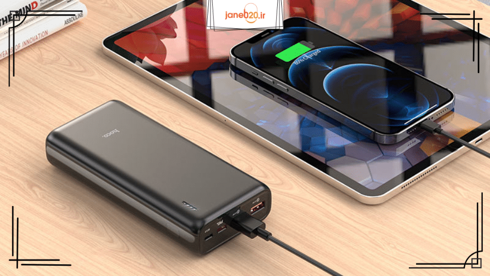 تصویری از یک آیفون ، آیپد و پاور بانک در حال شارژ کرد آیفون