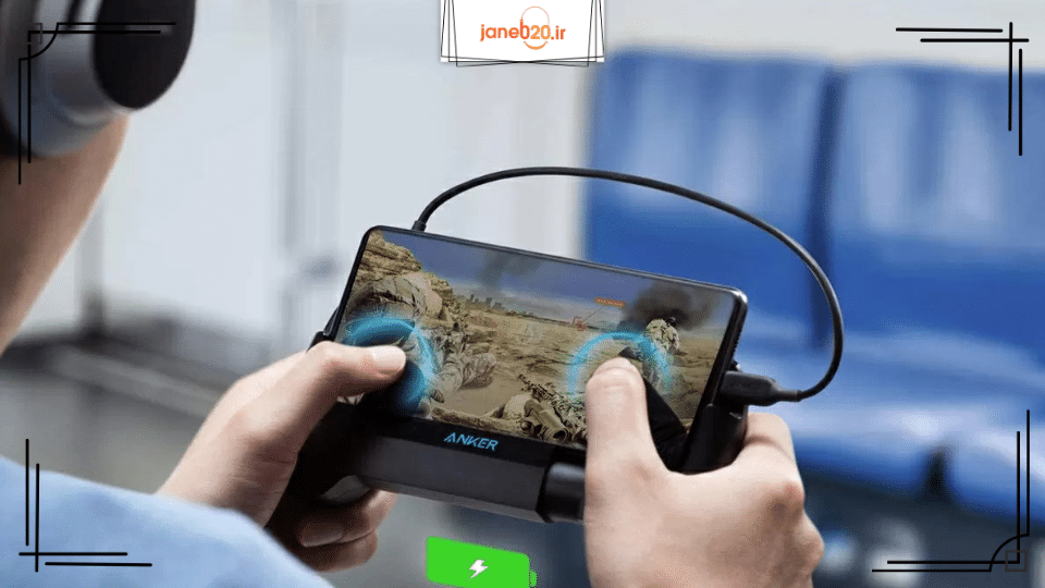 تصویری از یک شخص در حال بازی کردن با موبایل و شارژ کردن با پاور بانک