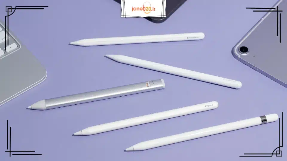 تصویری از انواع قلم لمسی تبلت بر روی میز کنار یکدیگر