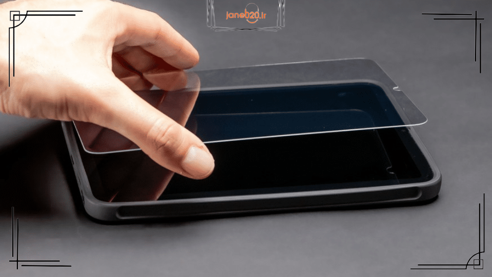 تصویری از یک تبلت در حال نصب گلس