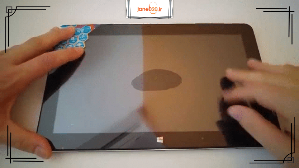 تصویری از یک تبلت در حال نصب گلس
