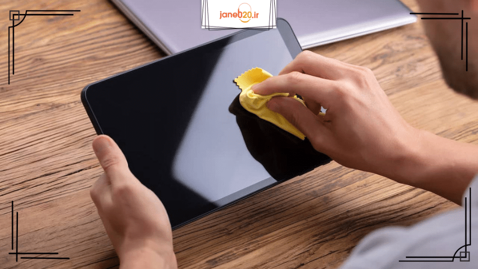 تصویری از یک تبلت در حال تمیر کردن صفحه نمایش با دستمال مخصوص برای نصب گلس