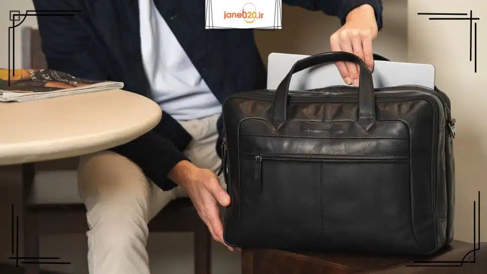 تصویری از مردی در حال گذاشتن لپ تاپ داخل کیف مخصوص