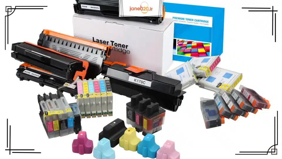 تصویری از انواع لوازم پرینتر که مجزا در کنار هم روی میز هستند