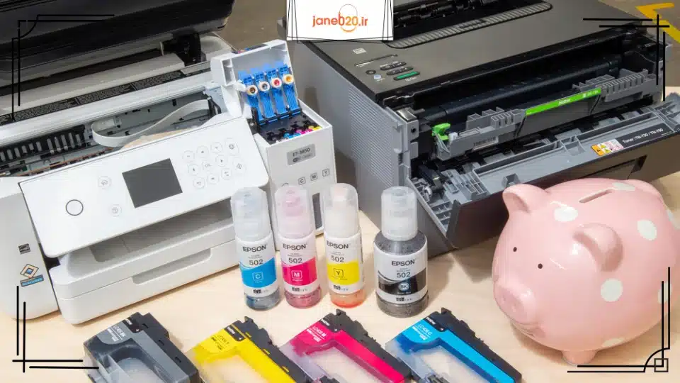تصویری از چند تونر که در کنار چند پرینتر روی میز قرار دارند 