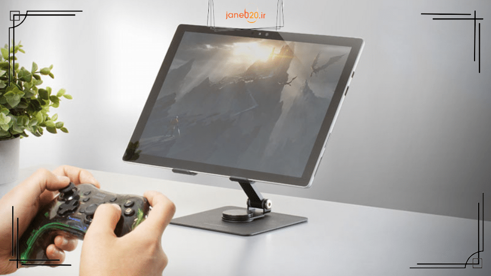 تصویری از یک مرد در حال بازی کردن با تبلت بر روی استند پایه تبلت