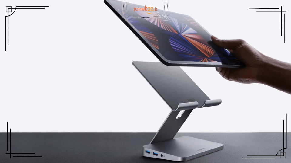 تصویری از گذاشتن تبلت بر روی استند پابه تبلت