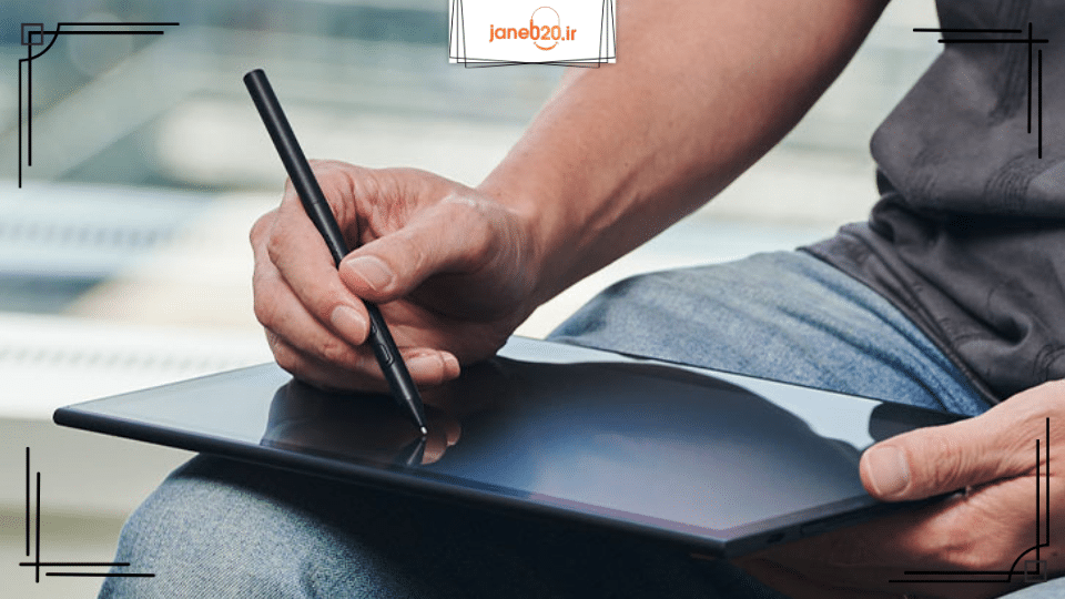 تصویری از یک مرد در حال کار کردن با تبلت به همراه قلم