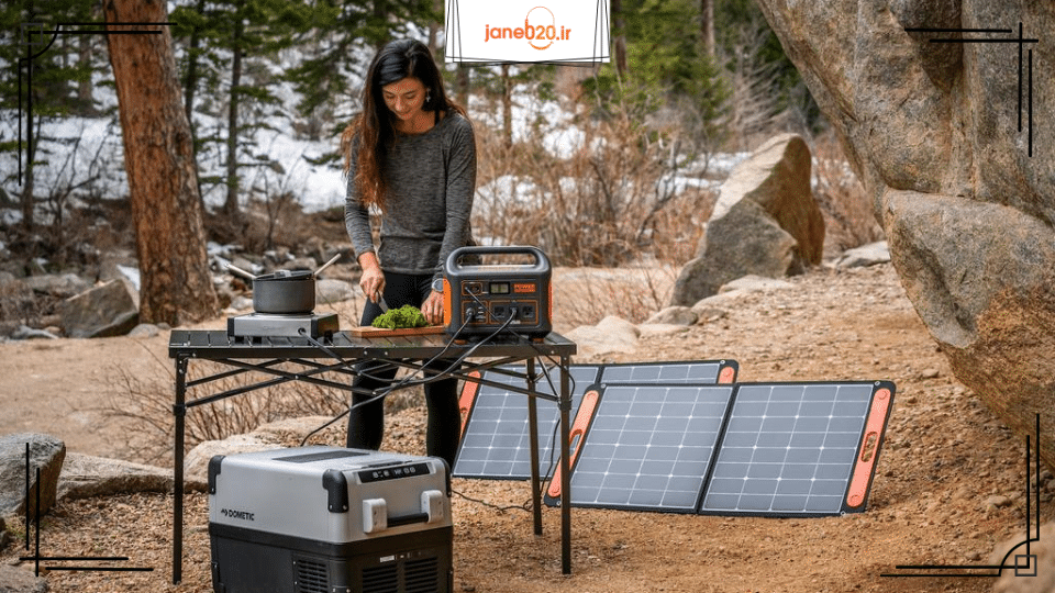 تصویری از یک خانوم در حال درست کردن غذا در جنگل با لوازم برقی 