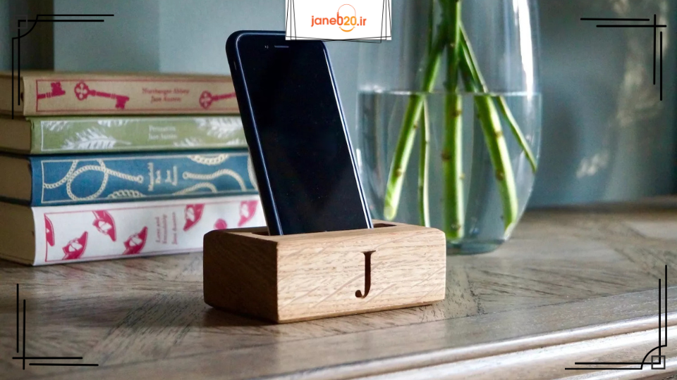 تصویری از یک هولدر موبایل رو میزی 